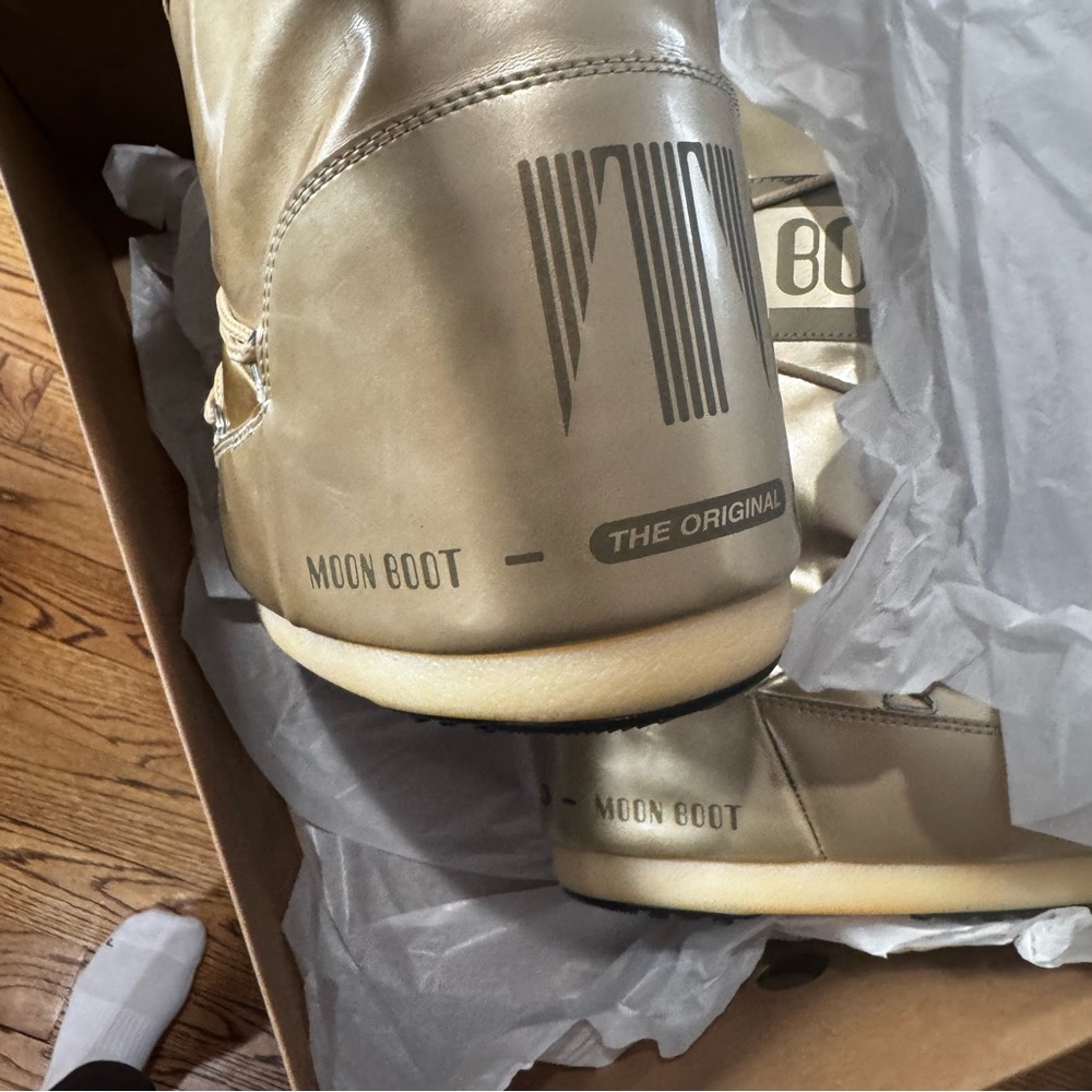 Women’s Tall Glossy Icon Vinil Moon Boots Gold Waterproof size 6 (3.5-6) NEW - Picture 5 of 6